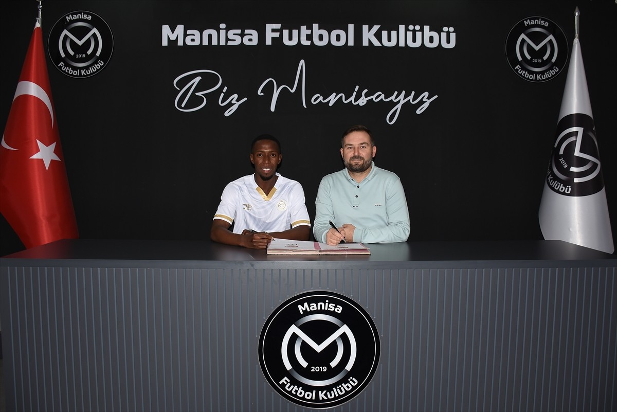 Trendyol 1. Lig ekiplerinden Manisa FK, Malili futbolcu Birama Toure'yi (solda) kiralık olarak...
