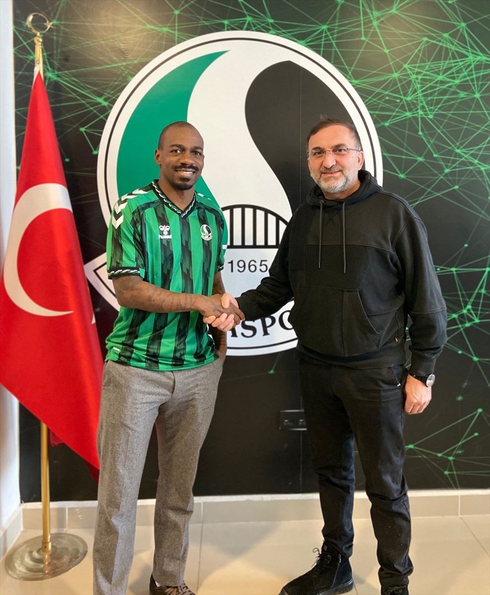 Trendyol 1. Lig takımlarından Sakaryaspor, Demokratik Kongolu futbolcu Gael Kakuta (solda) ile 1,5...