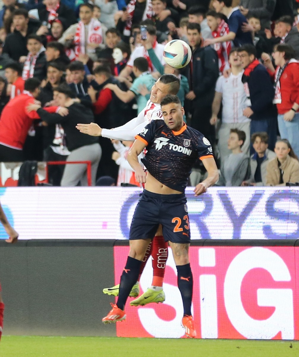 Trendyol Süper Lig'in 23. haftasında Onvo Antalyaspor ile RAMS Başakşehir takımları Corendon...