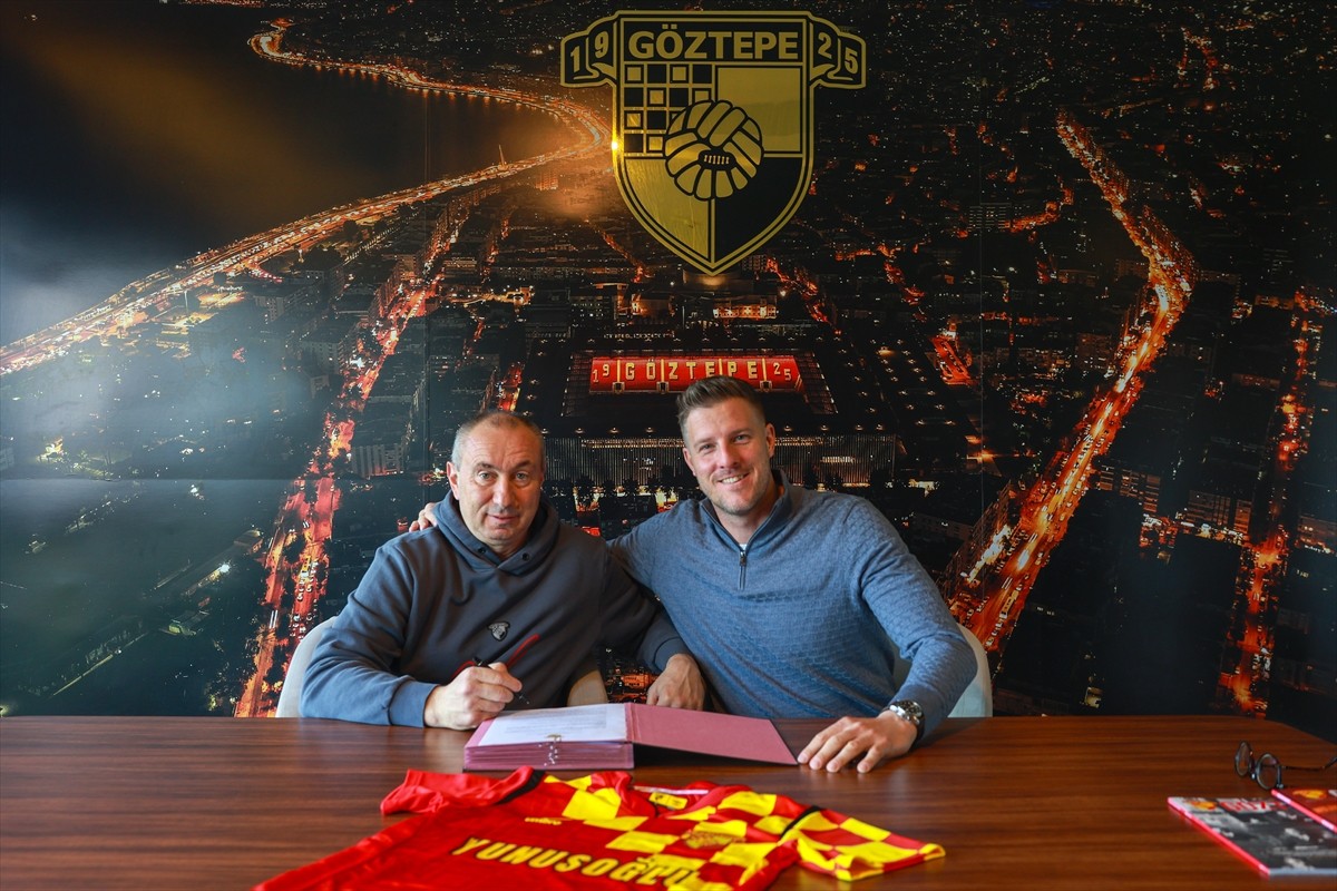 Trendyol Süper Lig ekiplerinden Göztepe, Bulgar teknik direktör Stanimir Stoilov (solda) ile 1...