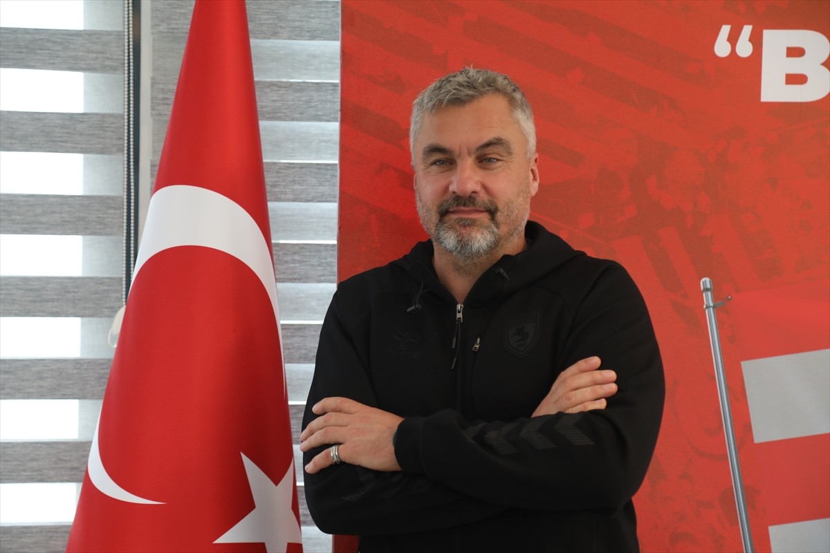 Trendyol Süper Lig ekiplerinden Reeder Samsunspor'un teknik direktörü Thomas Reis (solda), Nuri...