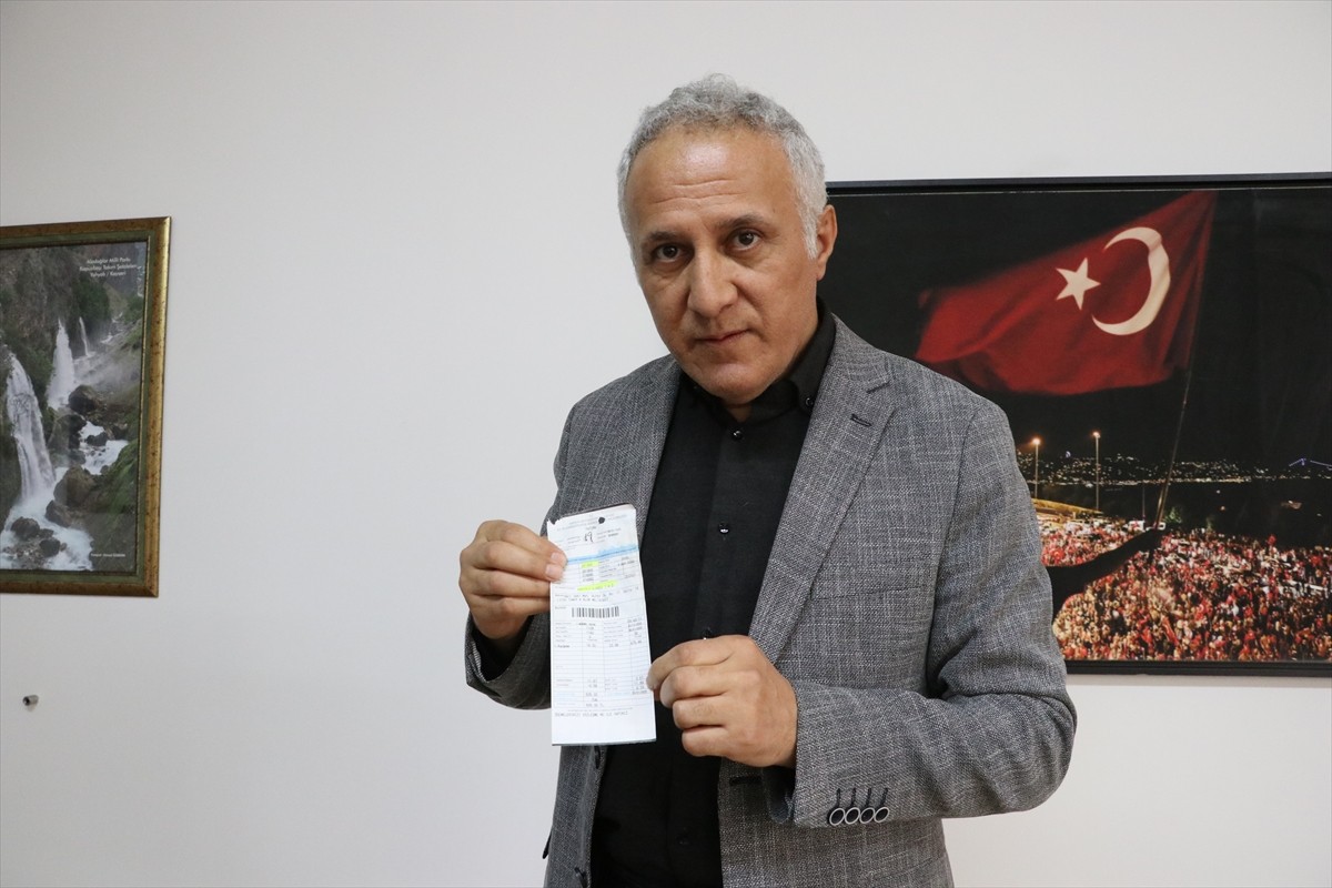 Tüketiciler Birliği Genel Başkanı Mahmut Şahin (fotoğrafta) apartmanlarda kullanılan ortak sıcak...