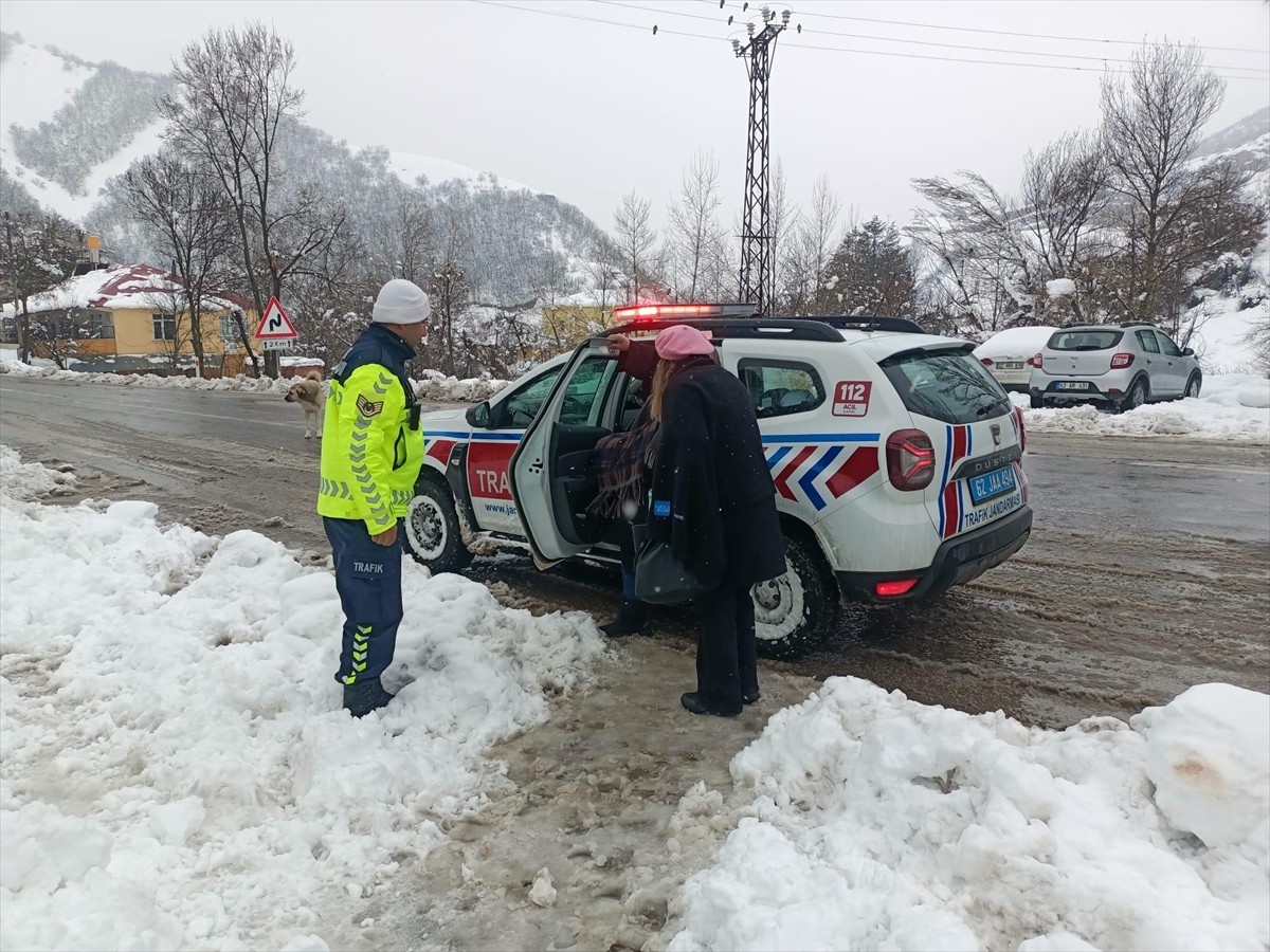 Tunceli'nin Pülümür ilçesinde kar nedeniyle yolu kapanan köyde rahatsızlanan kadın, jandarma...