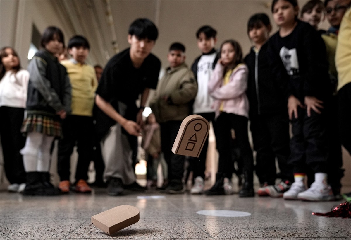 Turistik gezi amacıyla İzmir'e gelen Güney Koreli çocuklar, ilkokulda Geleneksel Çocuk Oyunları...