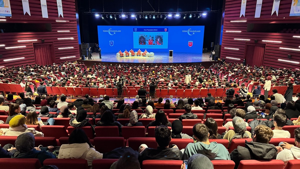 Türk Hava Kuvvetlerinin gösteri ekibi Türk Yıldızları, Konya'da düzenlenen İç Anadolu Kariyer...