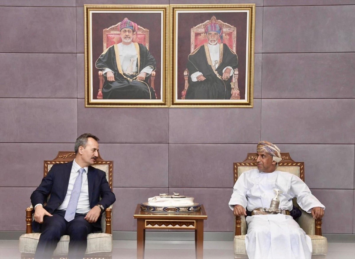 Türk savunma sanayisi firmaları, Cumhurbaşkanlığı Savunma Sanayii Başkanı Haluk Görgün'ün (solda)...