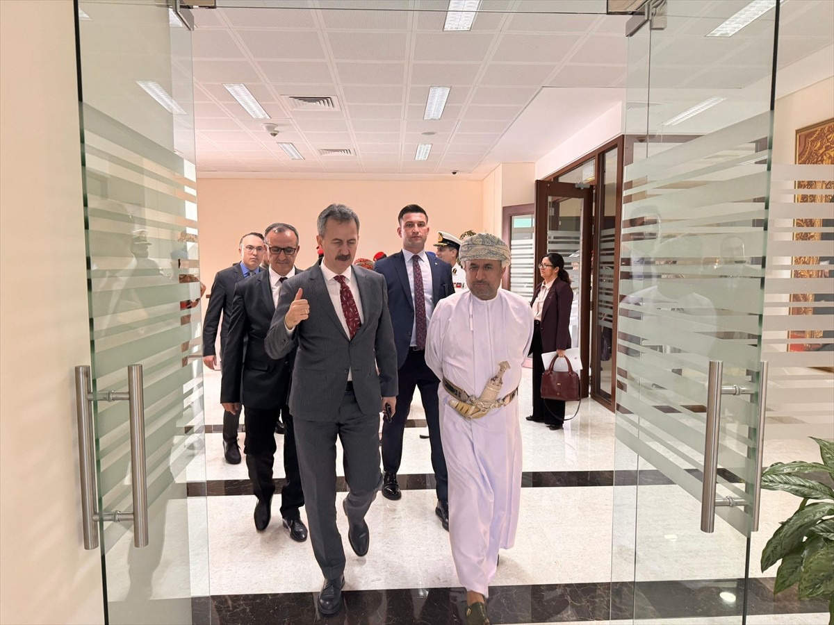 Türk savunma sanayisi firmaları, Cumhurbaşkanlığı Savunma Sanayii Başkanı Haluk Görgün'ün (solda)...