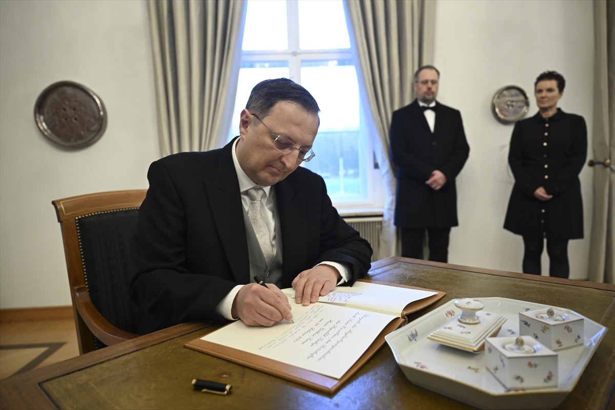 Türkiye'nin Berlin Büyükelçisi Gökhan Turan, Almanya Cumhurbaşkanı Frank Walter Steinmeier'e güven...