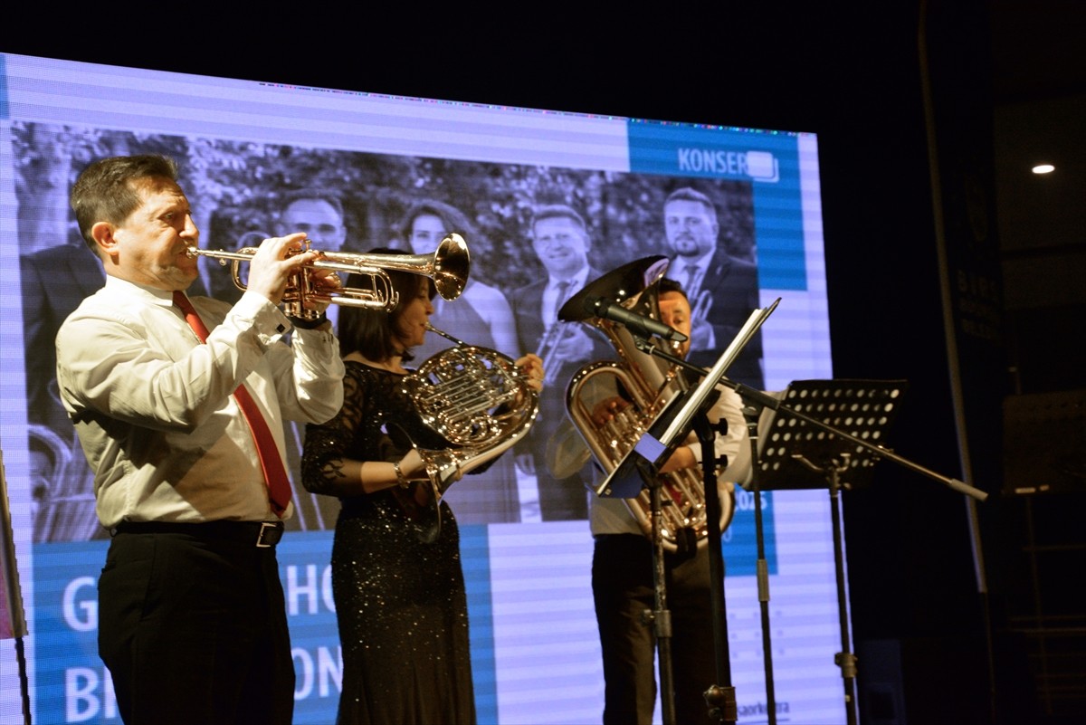 Türkiye'nin ilk bakır nefesli beşlisi olarak tanınan Begüm Gökmen ve grubu "Golden Horn Brass"...