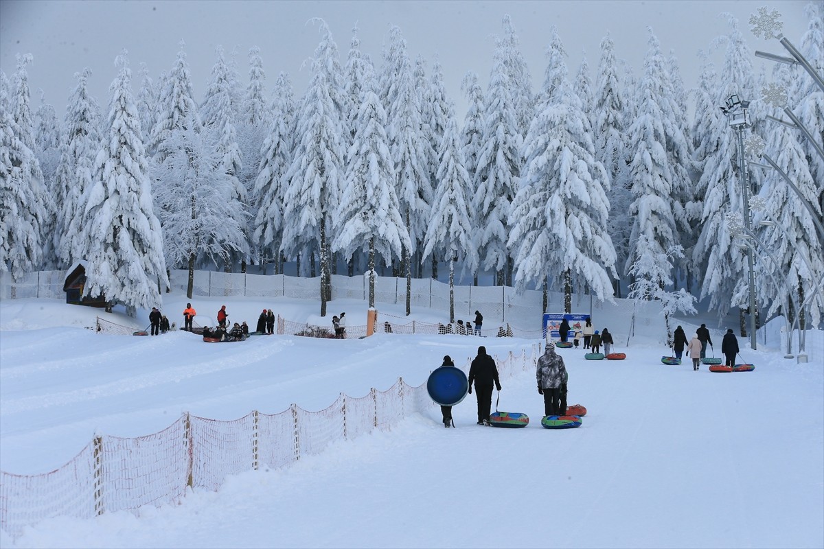 Türkiye'nin kış turizmi merkezlerinden Kartepe'de hafta sonu tatili dolayısıyla yoğunluk...