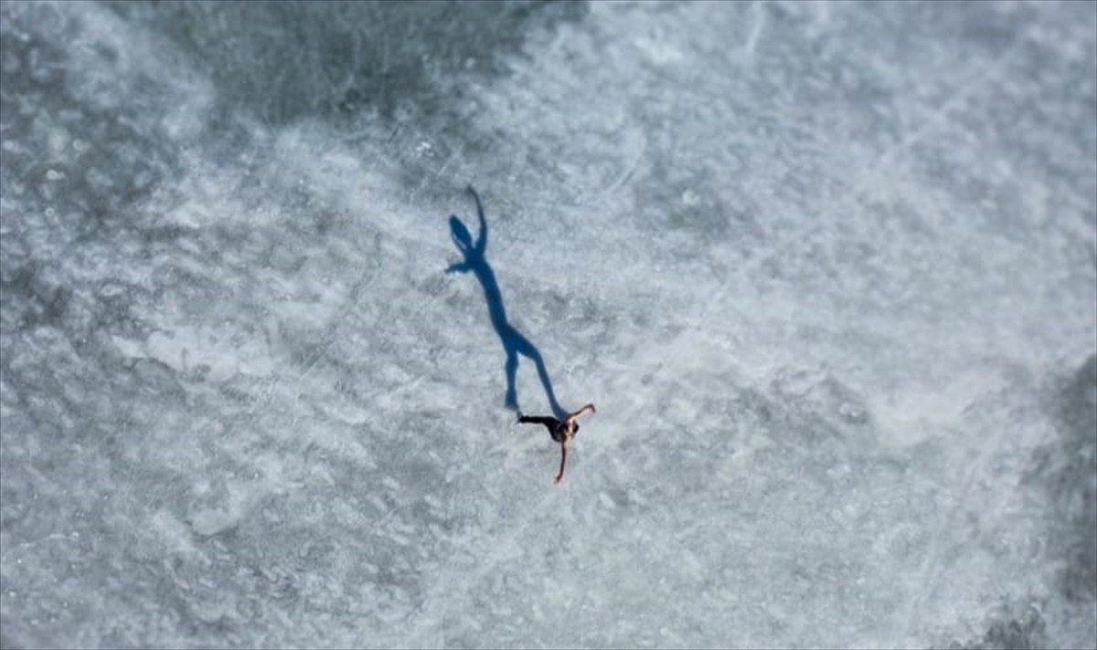Türkiye Artistik Buz Pateni milli takım sporcuları Ceren Karaş ve Yağmur Derin Kevinç, Çıldır Gölü...
