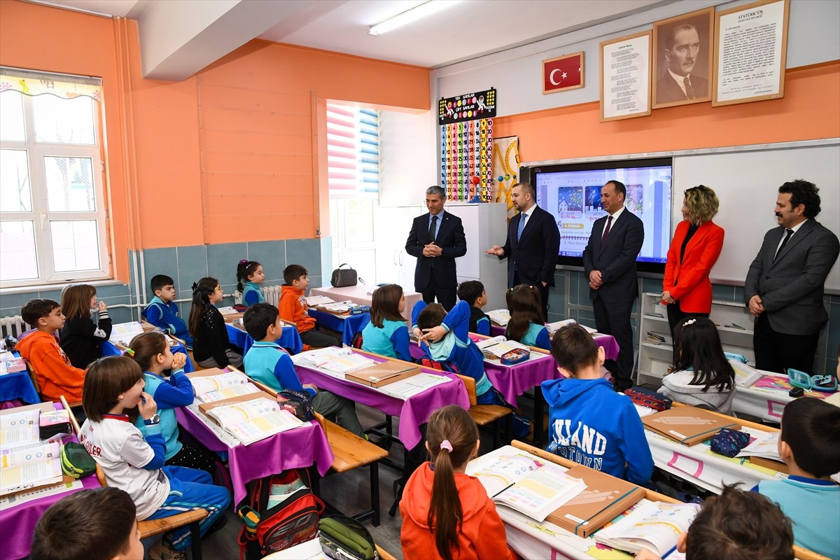 Türkiye Cumhuriyet Merkez Bankası (TCMB) Başkanı Fatih Karahan (ortada), Uşak ve Denizli'de iş...