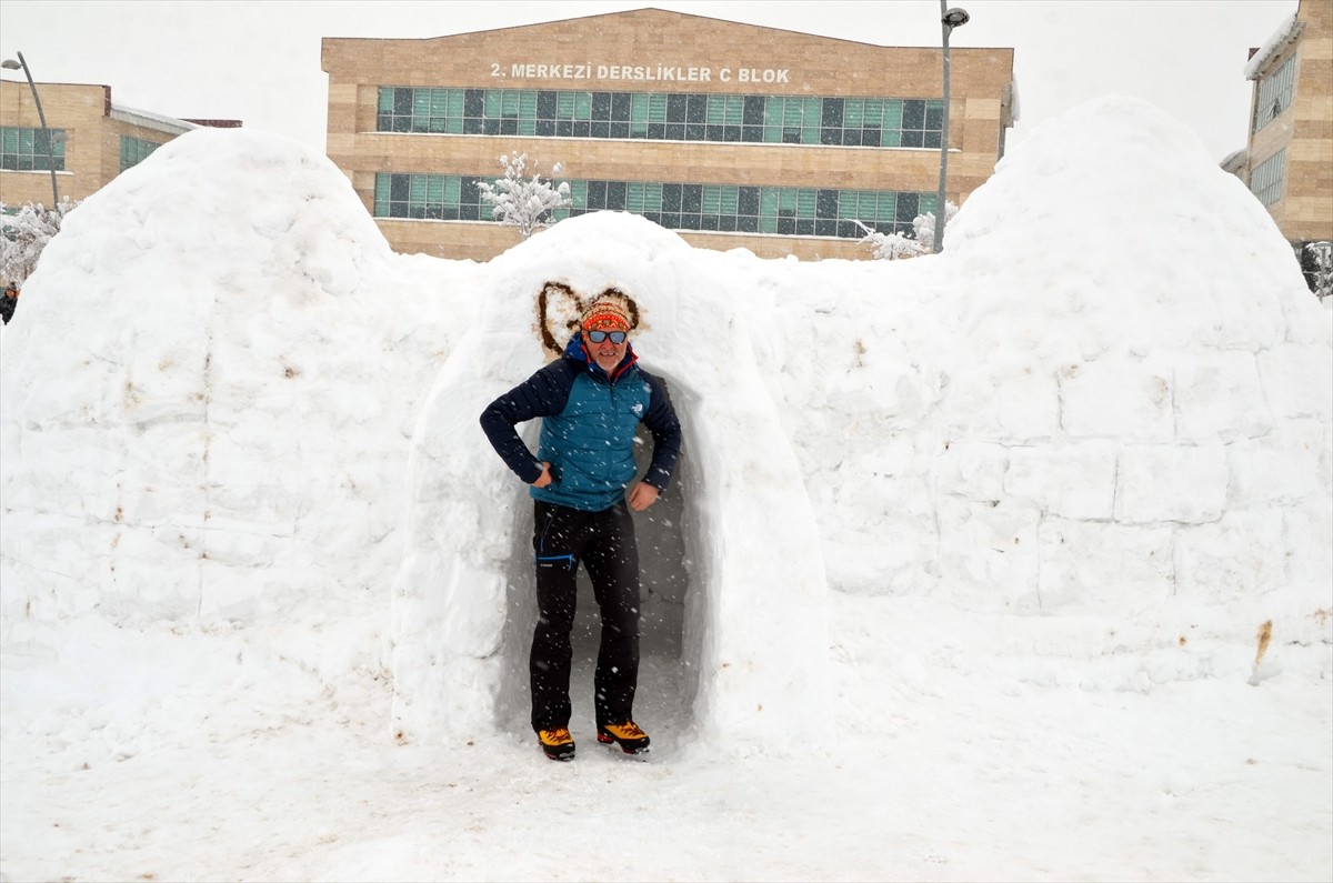 Türkiye Dağcılık Federasyonu (TDF) tarafından Muş'ta düzenlenen "Kış Dağcılık Eğitimi"...
