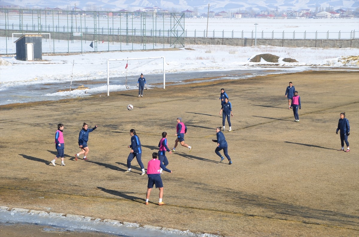 Türkiye Futbol Federasyonu (TFF) Kadınlar 1. Ligi'nde grup aşamasını namağlup tamamlayan...