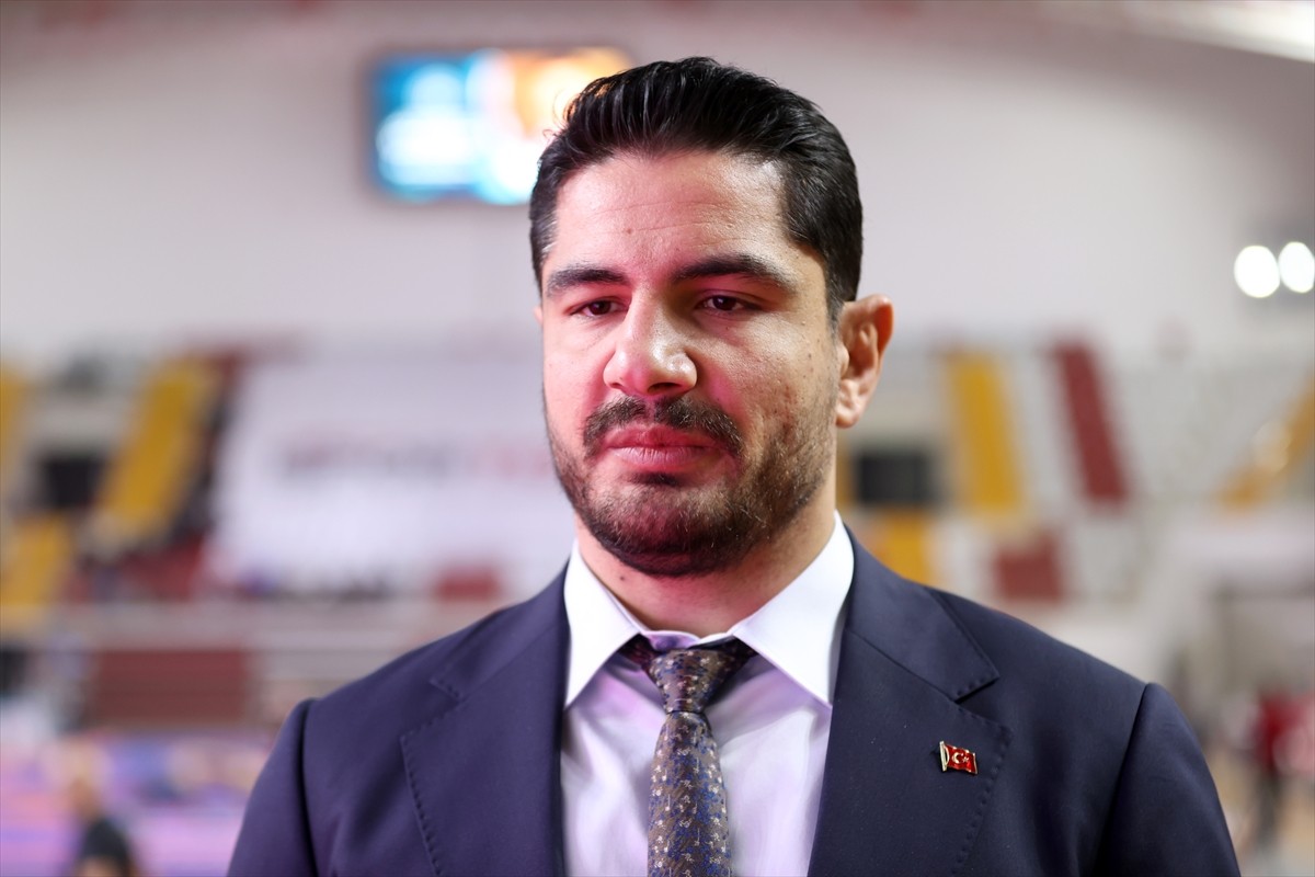 Türkiye Güreş Federasyonu Başkanı Taha Akgül, 23 Yaş Altı Türkiye Güreş Şampiyonası için geldiği...