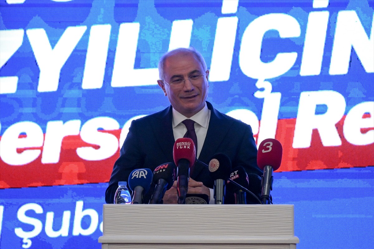 Türkiye Kamu-Sen tarafından hazırlanan "Türk ve Türkiye Yüzyılı İçin Kamu Personel Rejimi Önerisi"...