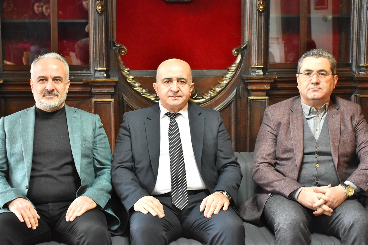 Türkiye Karate Federasyonu Başkanı Ercüment Taşdemir (ortada), Trabzon Gazeteciler Cemiyeti'nde...