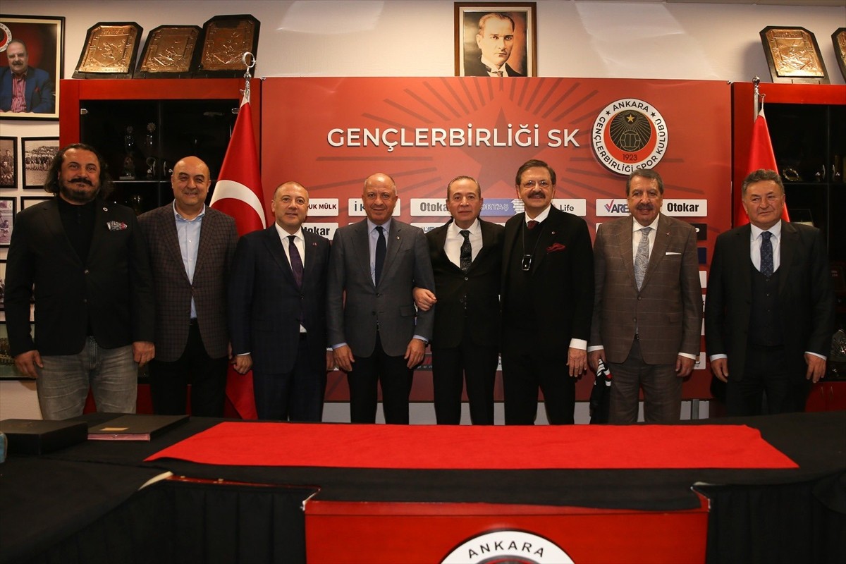 Türkiye Odalar ve Borsalar Birliği Başkanı Rifat Hisarcıklıoğlu (sağ 3), Ankara Sanayi Odası...