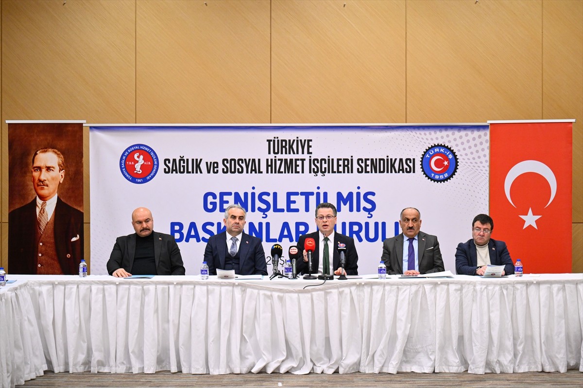 Türkiye Sağlık ve Sosyal Hizmet İşçileri Sendikası Genel Başkanı Hakan Toy, düzenlediği basın...