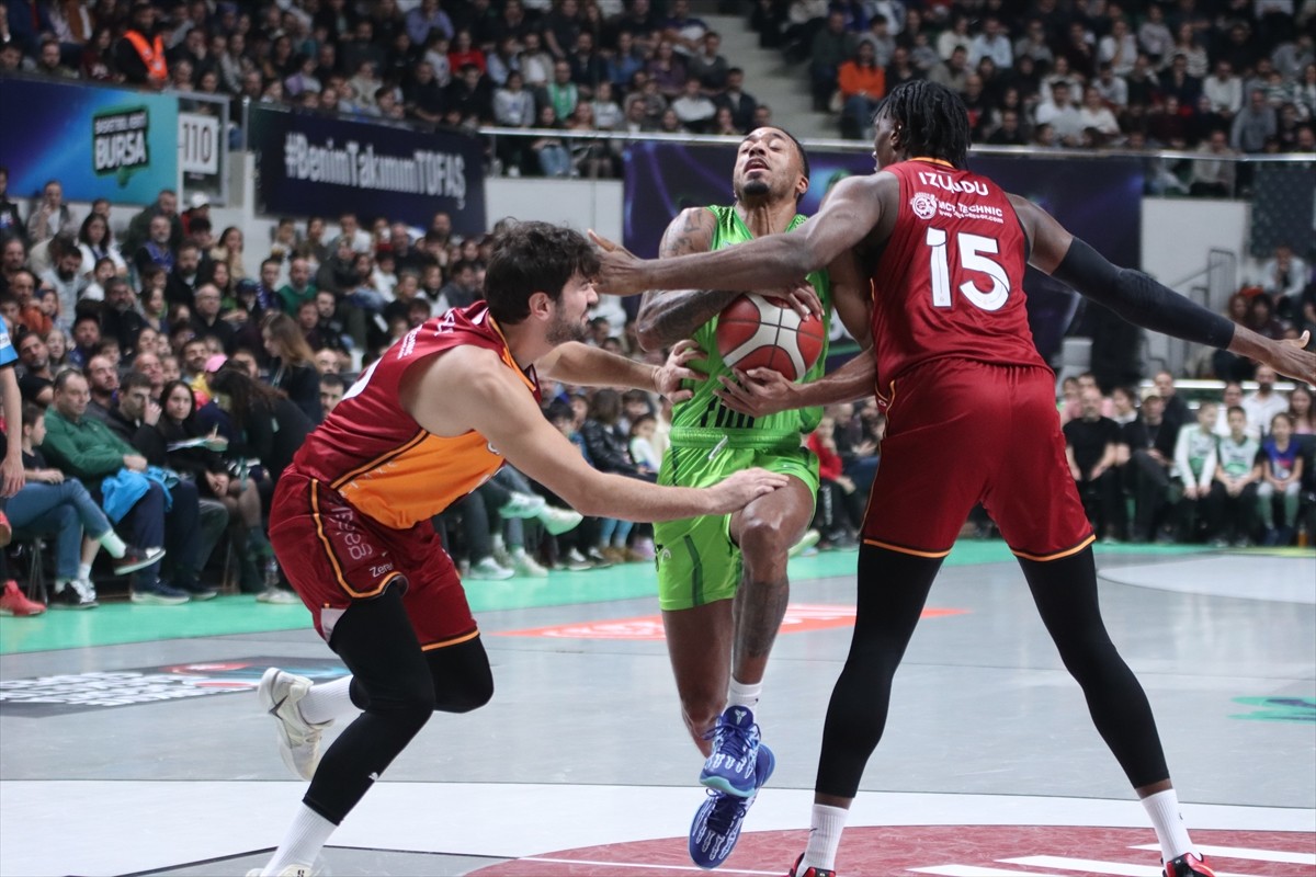 Türkiye Sigorta Basketbol Süper Ligi 17. hafta mücadelesinde TOFAŞ ile Galatasaray takımları TOFAŞ...