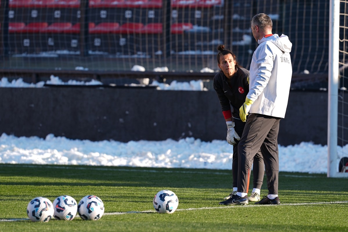 UEFA Uluslar B Ligi 2. Grup'taki ikinci maçında yarın Yunanistan'ı konuk edecek A Milli Kadın...