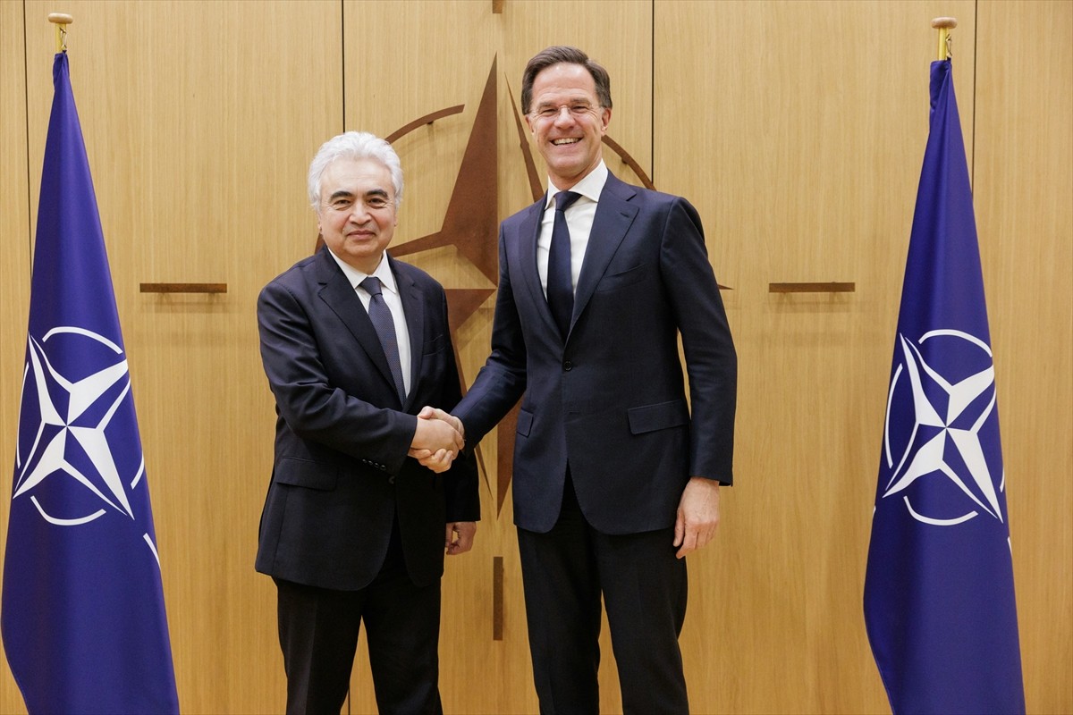 Uluslararası Enerji Ajansı (IEA) Başkanı Fatih Birol (solda), Brüksel'deki NATO karargahında NATO...