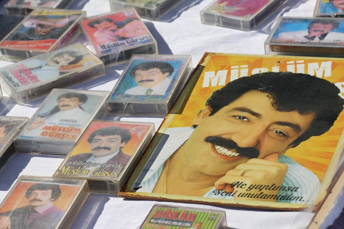 Ünlü sanatçı Müslüm Gürses'in hayranları, sanatçının vefatının 12. yılı nedeniyle İzmir'de anma...