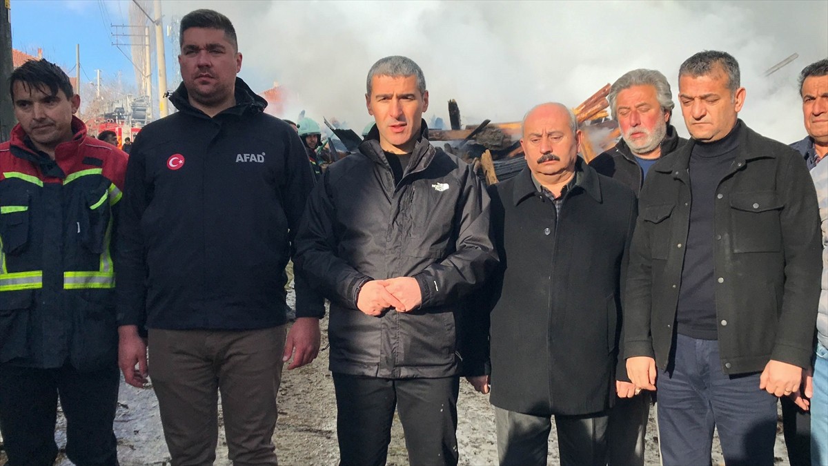 Uşak'ın Banaz ilçesinde müstakil evden bitişiğindeki 5 konuta sıçrayan yangın kontrol altına...