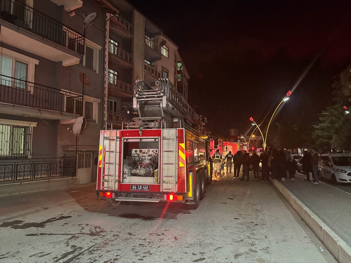 Uşak'ta 4 katlı bir apartmanın birinci katındaki dairede çıkan yangında 2 kişi dumandan etkilendi....