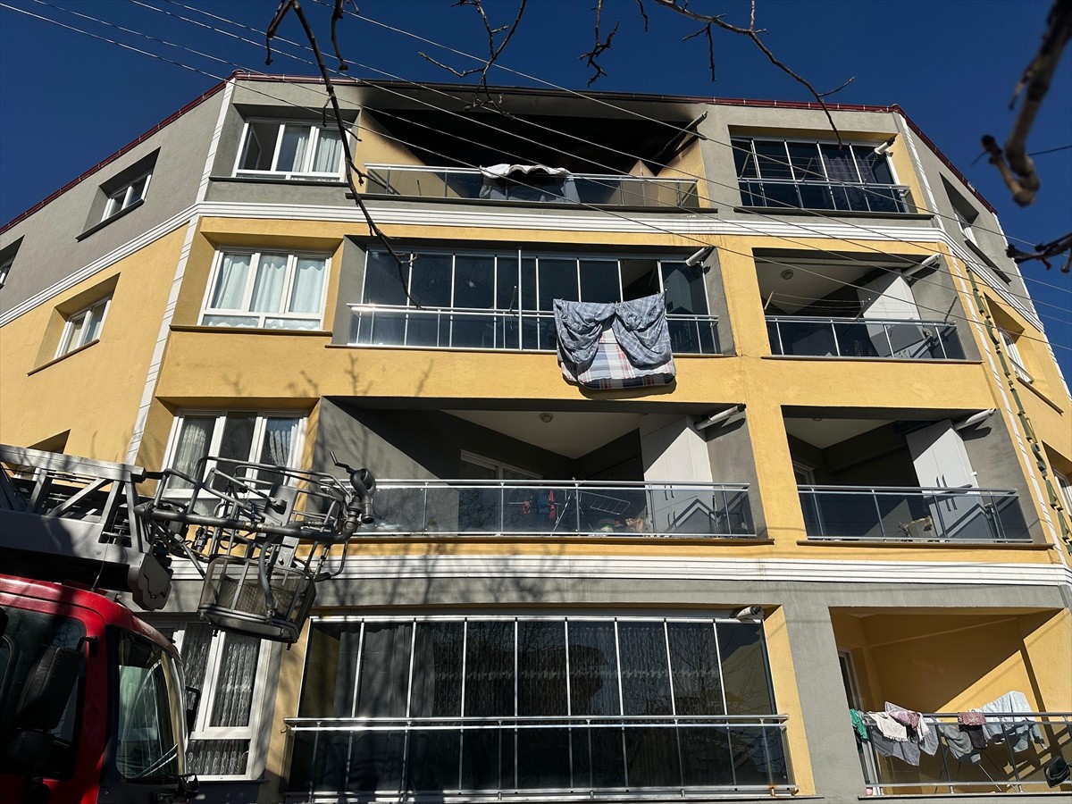 Uşak'ta bir apartmanın üçüncü katında çıkan yangında 67 yaşındaki kadın yaşamını...