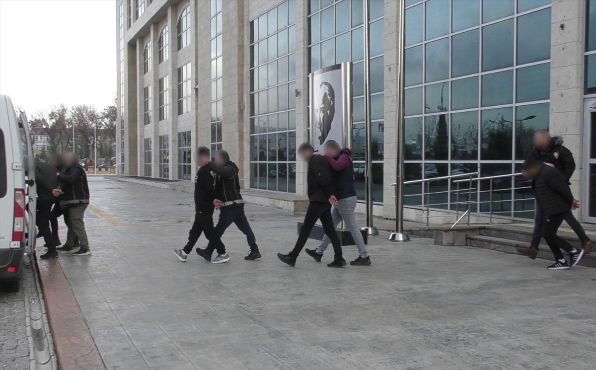 Uşak'ta düzenlenen uyuşturucu operasyonunda gözaltına alınan 6 şüpheliden 5'i tutuklandı....