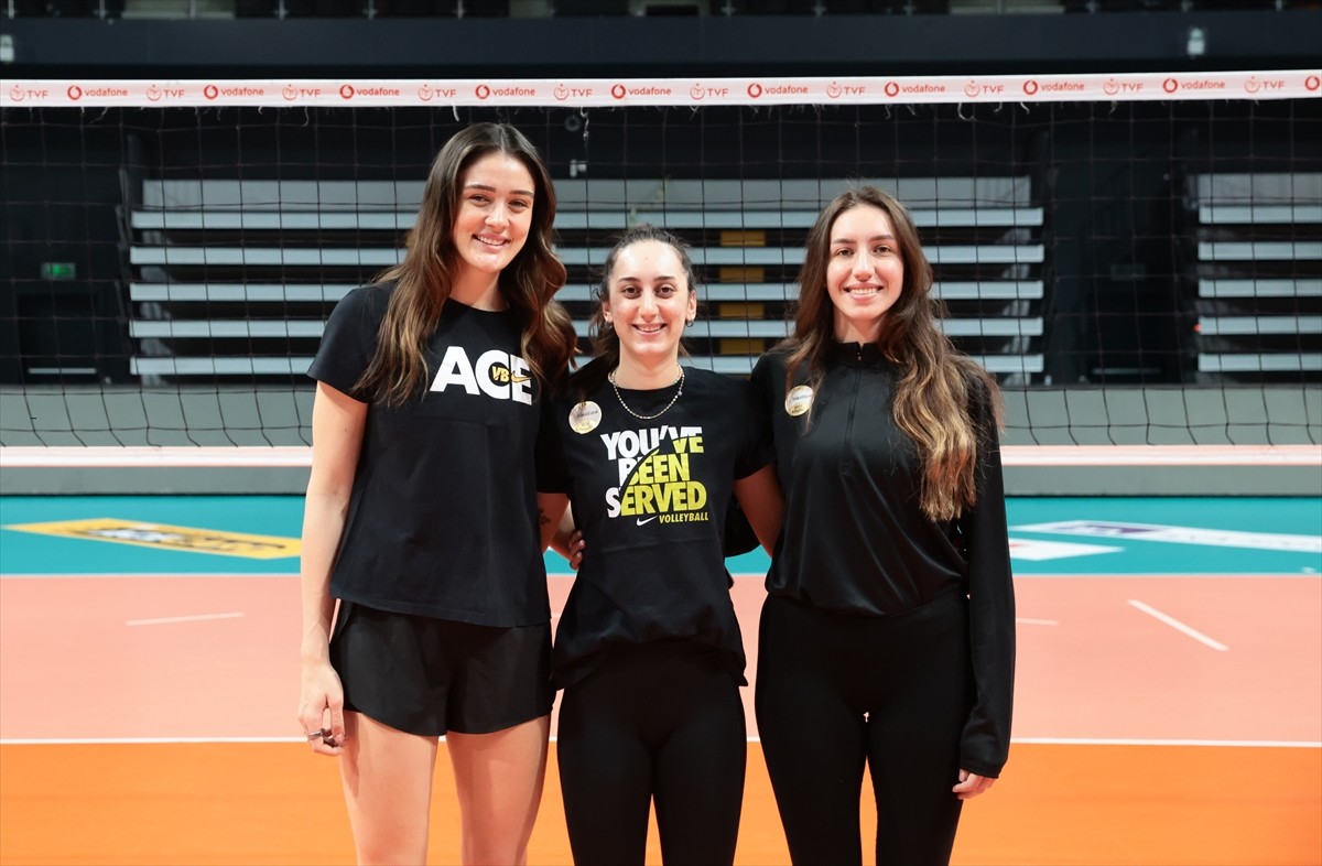 VakıfBank Spor Kulübü, kulübün altyapısında yetişen oyunculardan takım kaptanı Zehra Güneş...