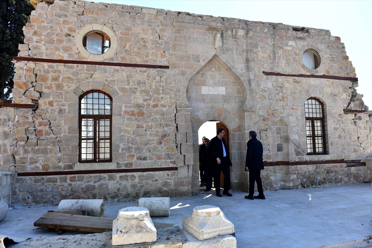 Vakıflar Genel Müdürü Sinan Aksu, 6 Şubat 2023'teki depremlerden etkilenen bazı tarihi vakıf...
