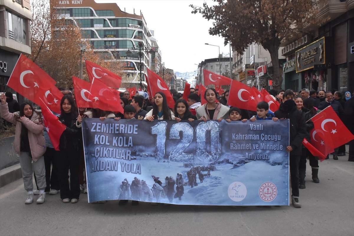 Van'da, 1. Dünya Savaşı sırasında Hoy Cephesi'ndeki askerlere erzak ve cephane taşıyan, dönüş...