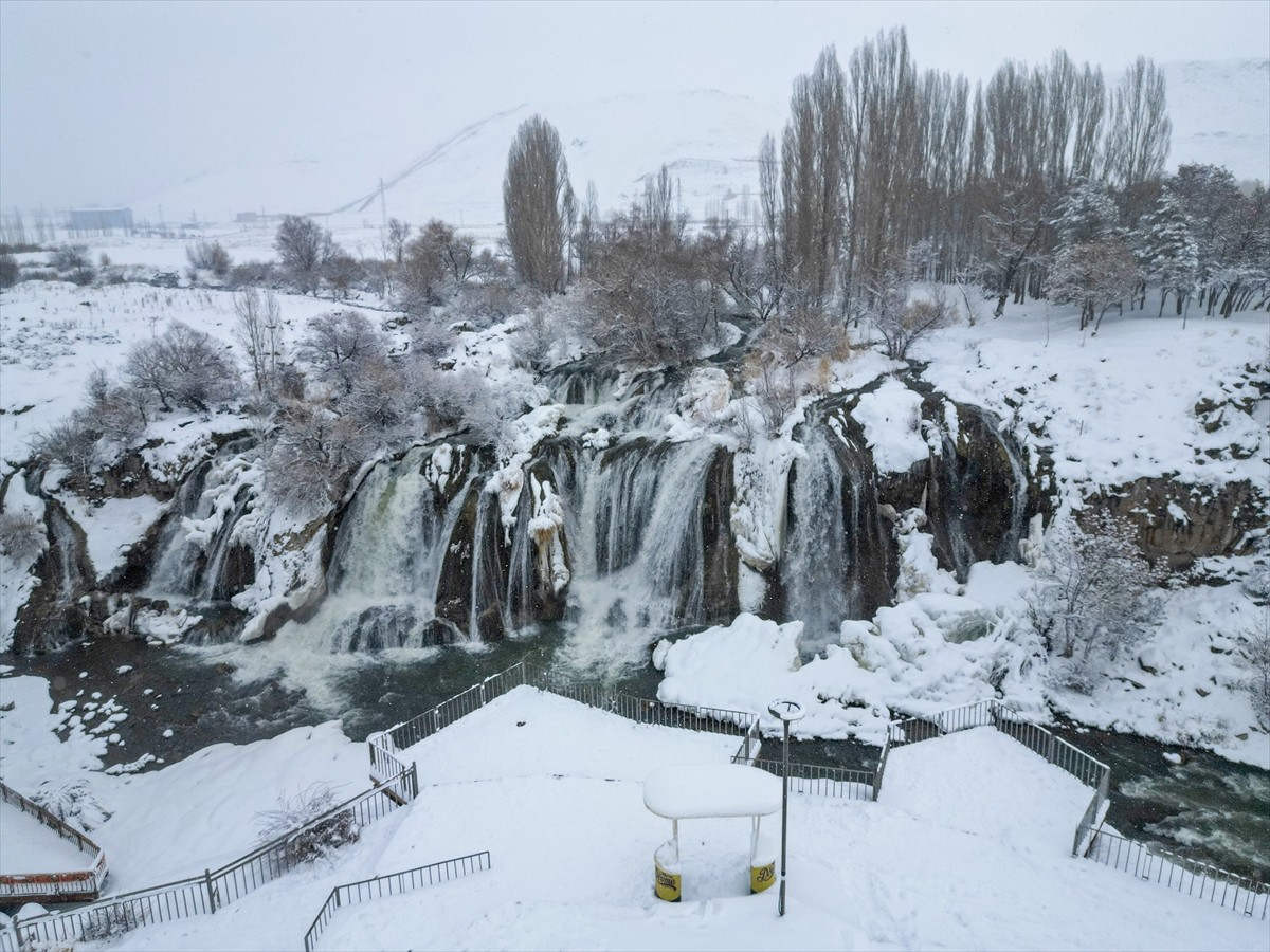 Van'da etkili olan kar yağışının ardından Muradiye Şelalesi'nin çevresi karla kaplandı.