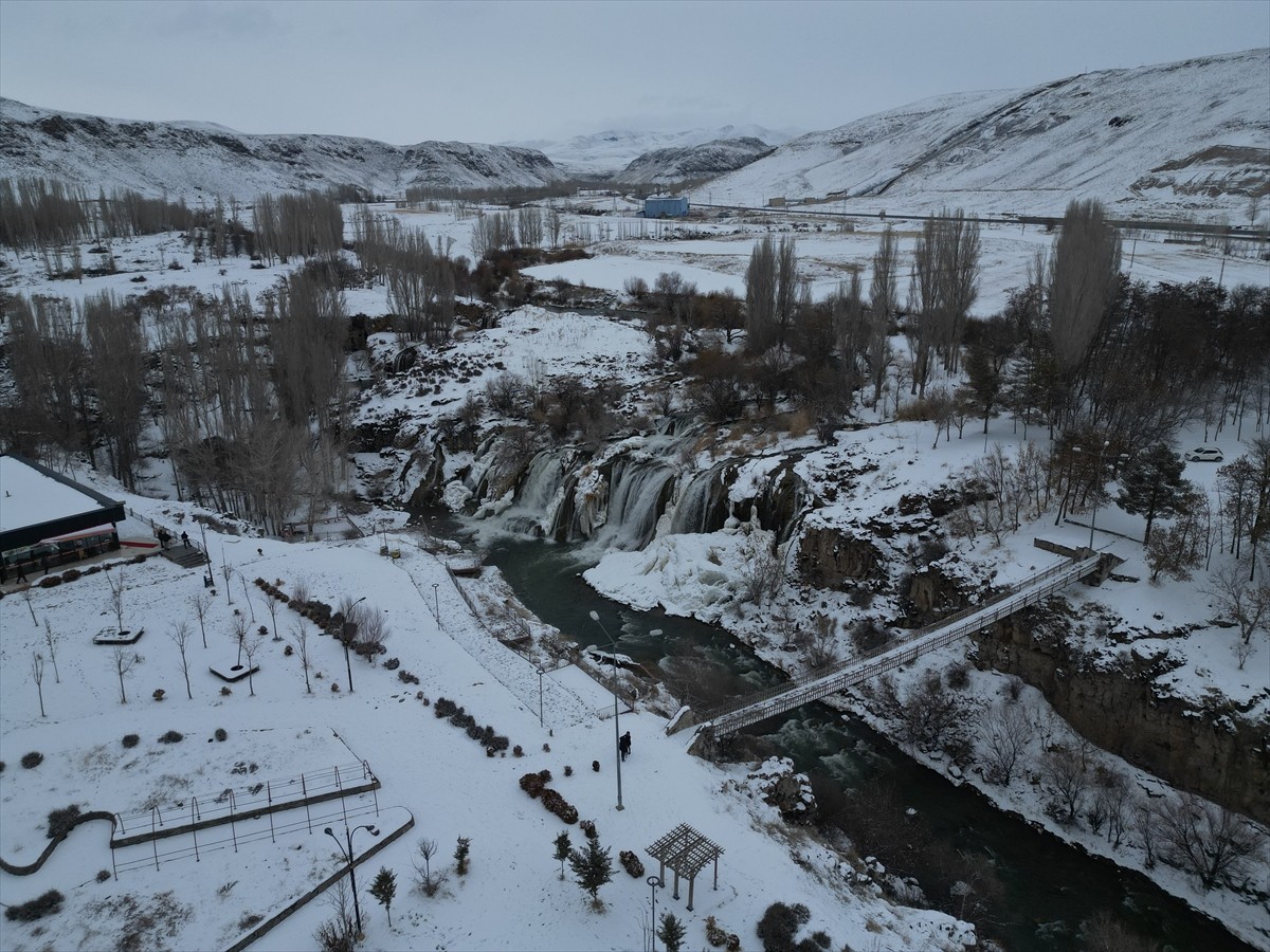  Van'da etkili olan yağışların ardından Muradiye Şelalesi'nin çevresi karla kaplandı.