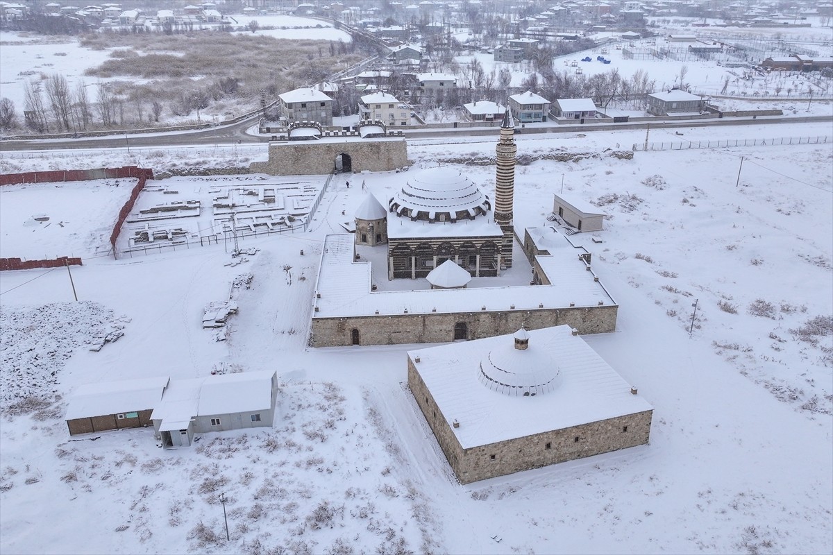 Van'da kar yağışının ardından tarihi yapılar beyaza büründü. Kentte etkili olan yağışın ardından...