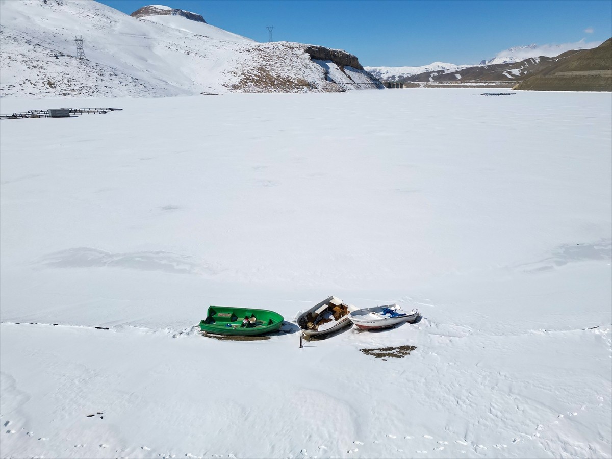 Van'ın Gürpınar ilçesindeki Zernek Barajı, dondurucu soğukların etkisiyle buz ve karla kaplandı....