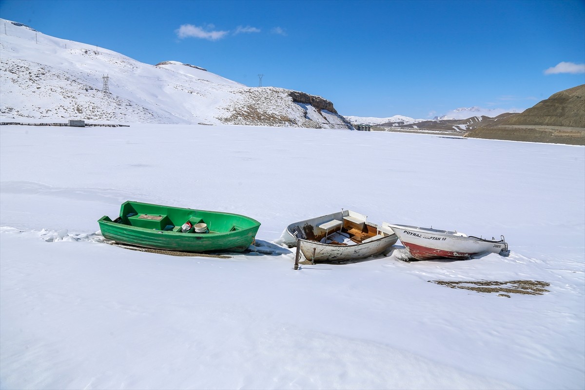 Van'ın Gürpınar ilçesindeki Zernek Barajı, dondurucu soğukların etkisiyle buz ve karla kaplandı....