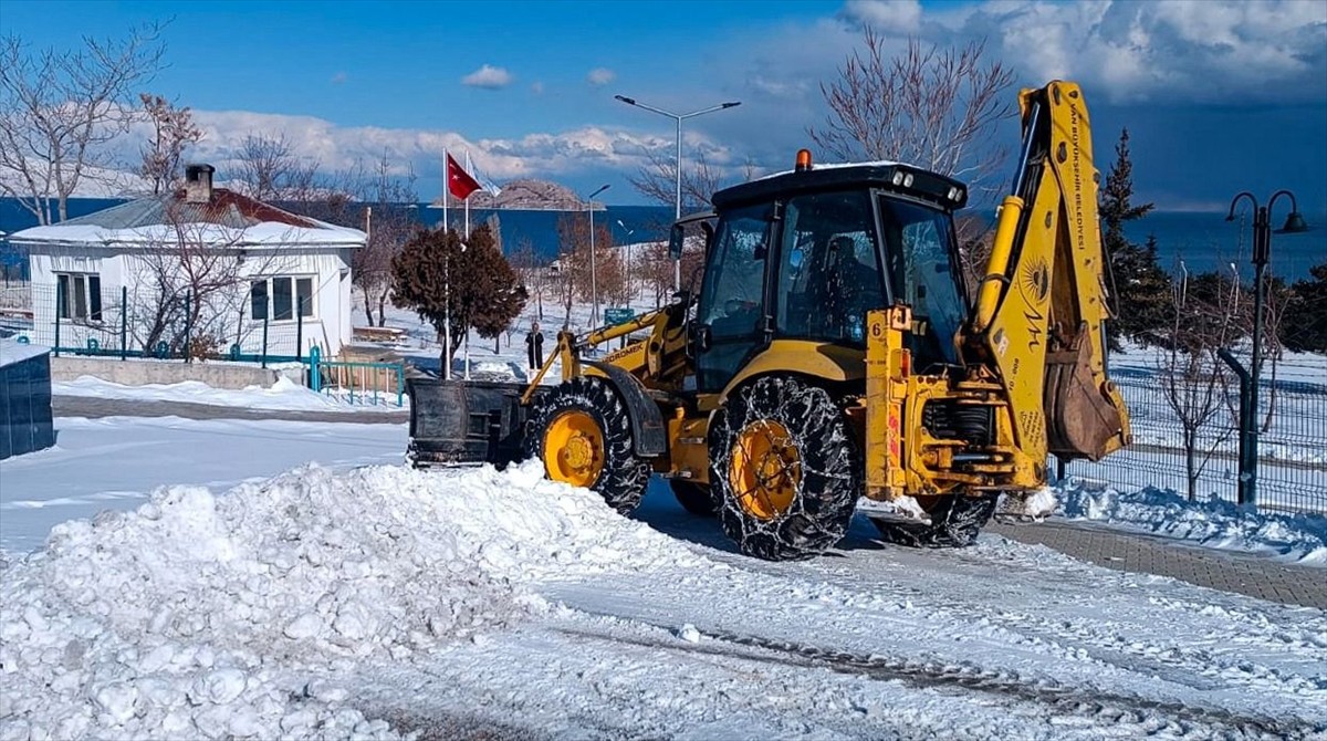Van, Muş ve Bitlis'te kar yağışı ve tipi nedeniyle 114 yerleşim yerinin yolu kapandı. Van'da...