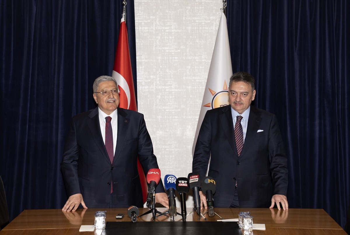 Vedat Demiröz (solda), AK Parti Genel Merkez Mali ve İdari İşler Başkanlığı görevini, AK Parti...