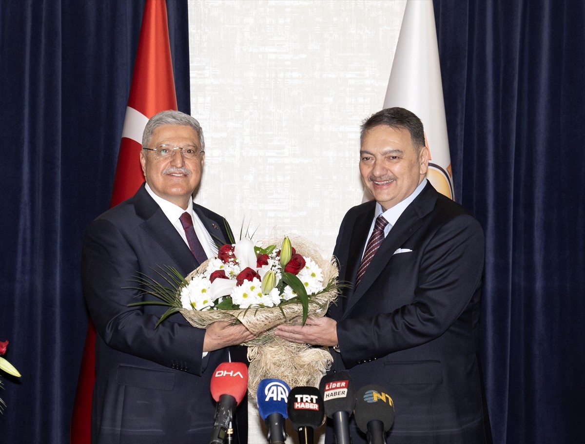 Vedat Demiröz (solda), AK Parti Genel Merkez Mali ve İdari İşler Başkanlığı görevini, AK Parti...