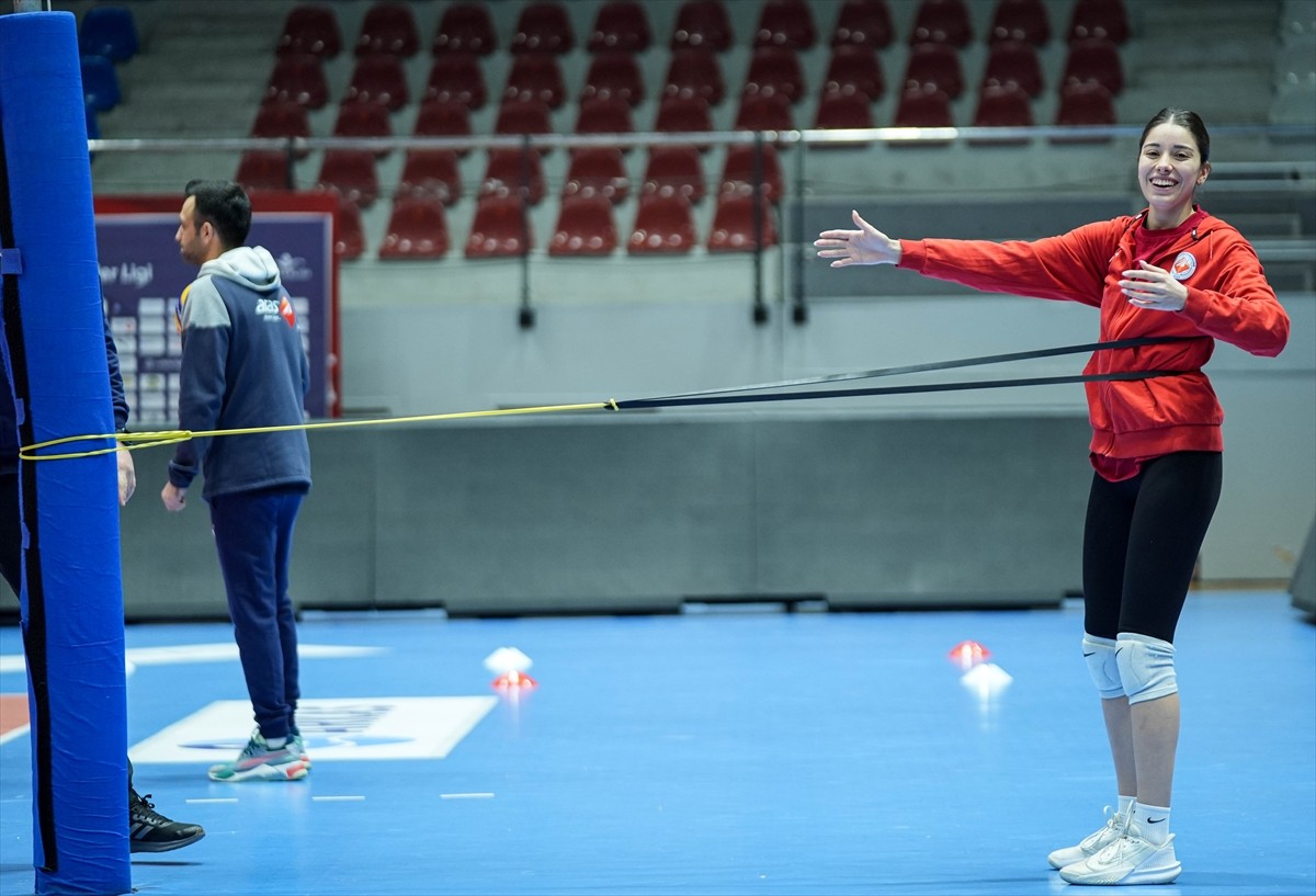 Voleybol Vodafone Sultanlar Ligi'nde İzmir'i temsil eden Aras Kargo, son maçlarda yakaladığı...