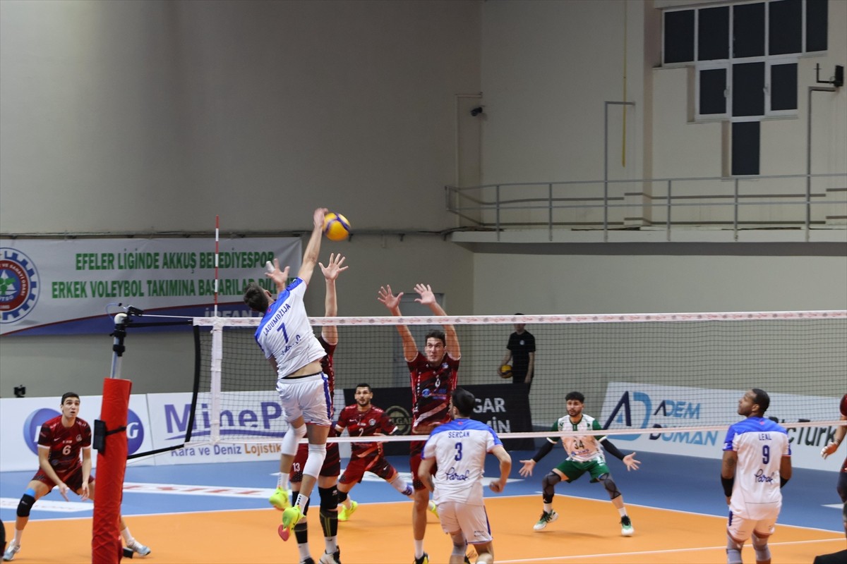 Voleybolda SMS Grup Efeler Ligi 21. hafta mücadelesinde Kuşgöz İzmir Vinç Akkuş Belediyespor ile...