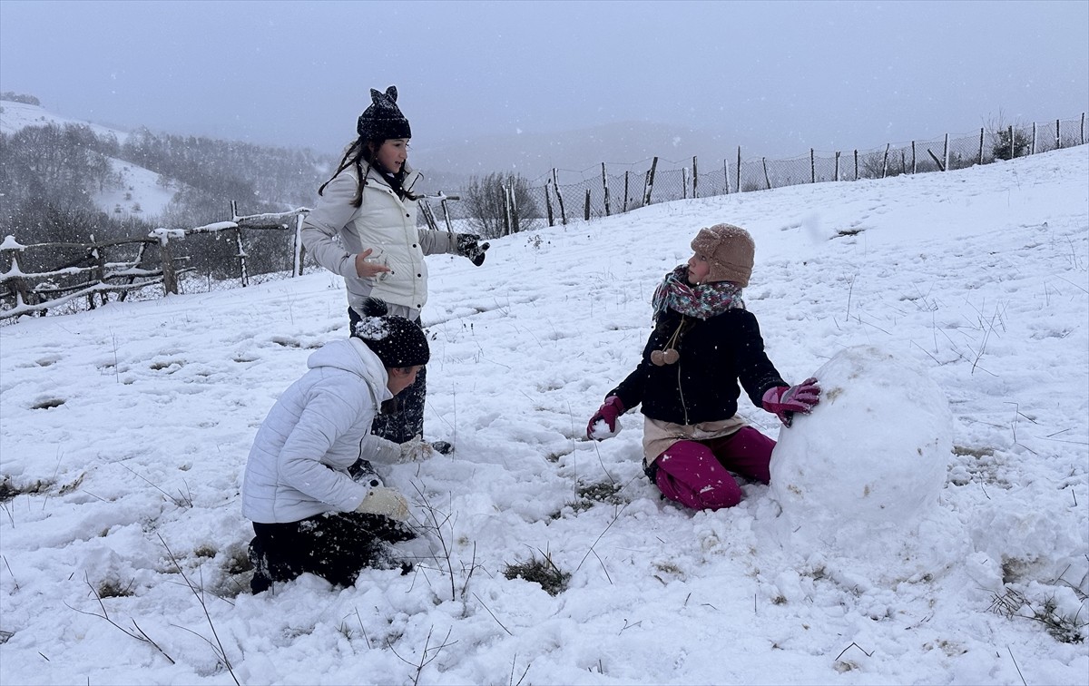 Yalova'da kar etkili oldu. Vatandaşlar, çocuklarıyla Güneyköy girişindeki alanda kar topu...