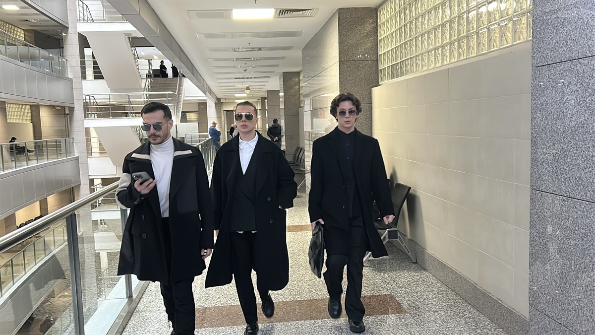 Yasa dışı bahse teşvik iddiasıyla tutuklu yargılandığı davada hakim karşısına çıkan sosyal medya...