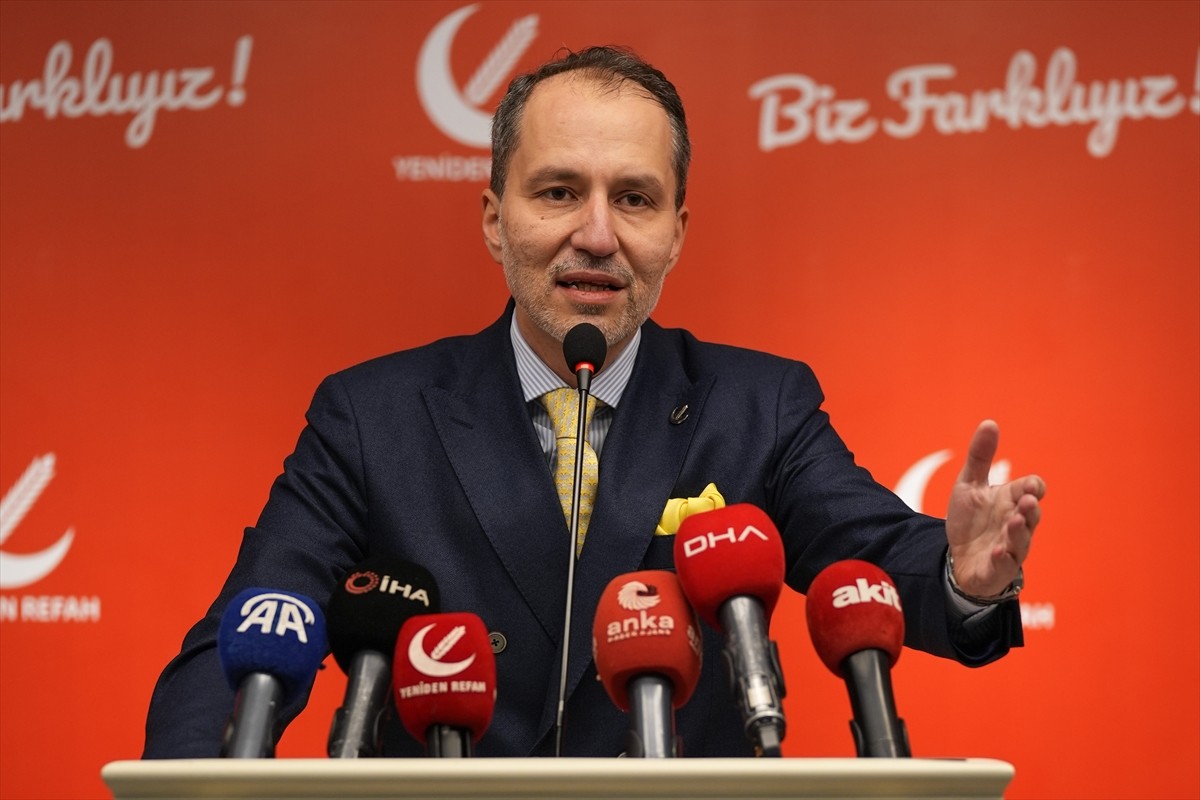 Yeniden Refah Partisi Genel Başkanı Fatih Erbakan, partisinin genel merkezinde düzenlediği basın...