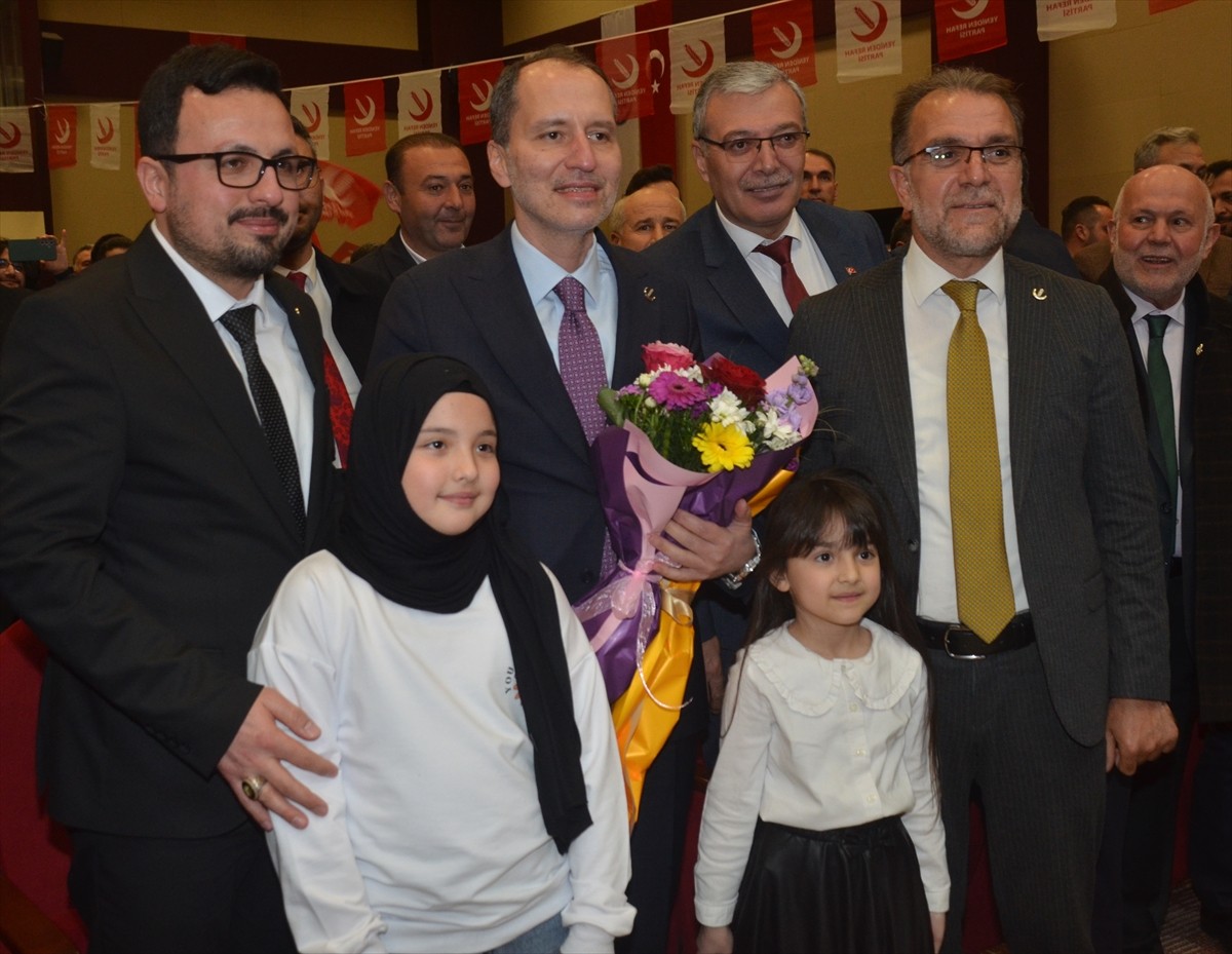 Yeniden Refah Partisi Genel Başkanı Fatih Erbakan (sol 2), partisinin Karamanoğlu Mehmetbey...