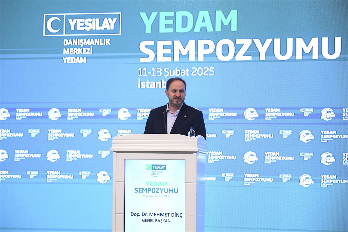 Yeşilay Genel Başkanı Doç. Dr. Mehmet Dinç, İstanbul'da bir otelde düzenlenen Yeşilay Danışmanlık...