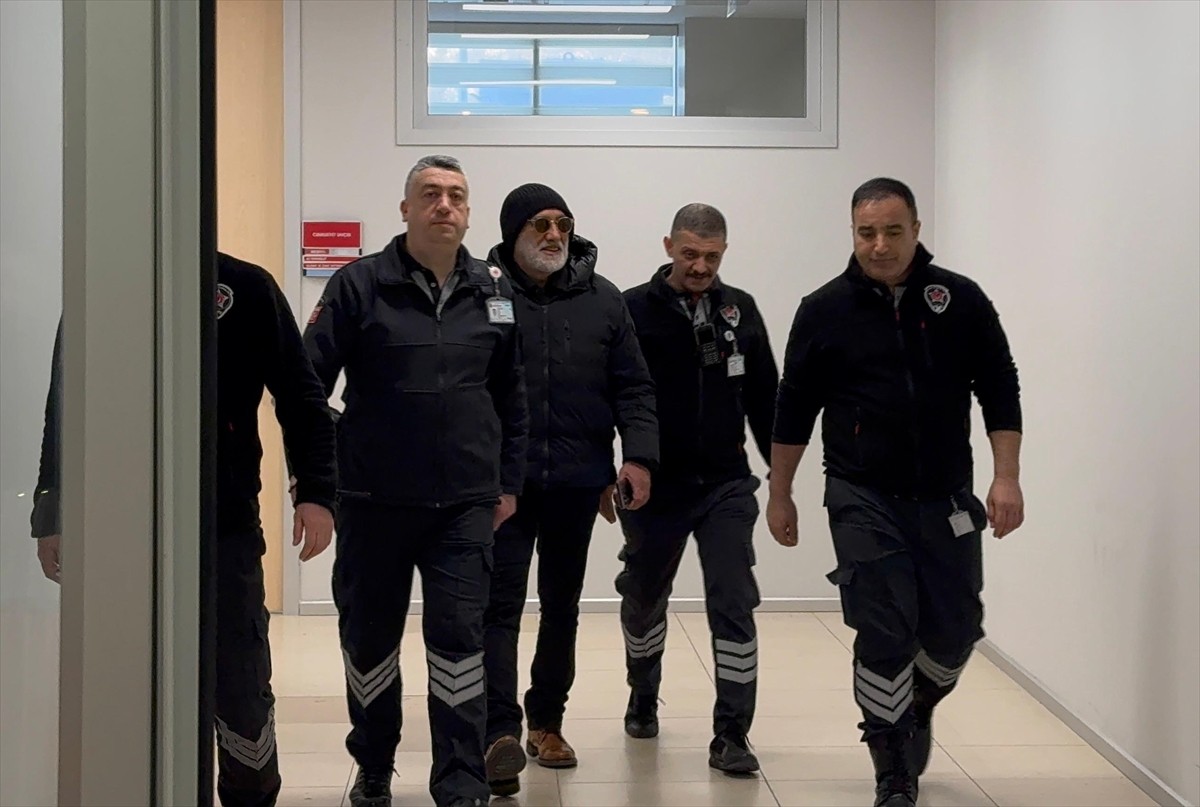 Yönetmen Sinan Çetin'in (sağ 3), Sarıyer'deki arsasına kaçak yapı yaptırdığı iddiasına ilişkin...